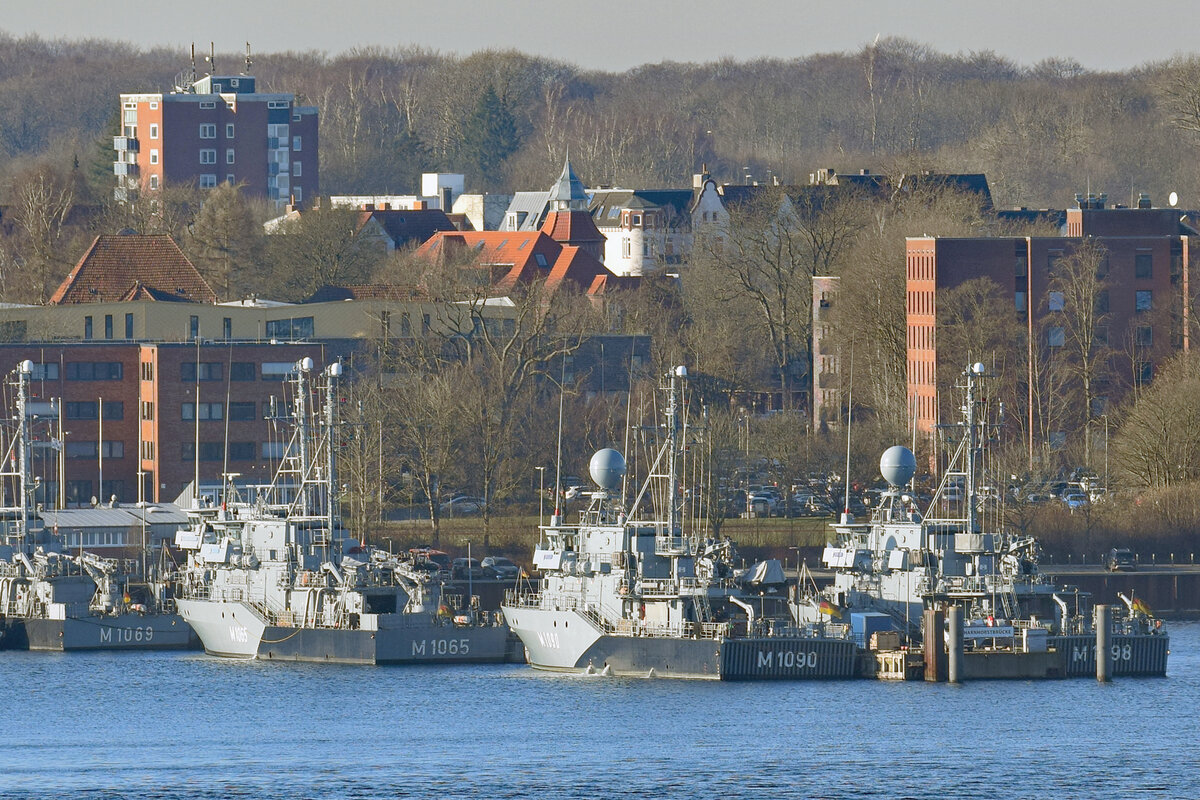 Minensuchboote (darunter M 1065 und M 1090) am 08.02.2023 in Kiel