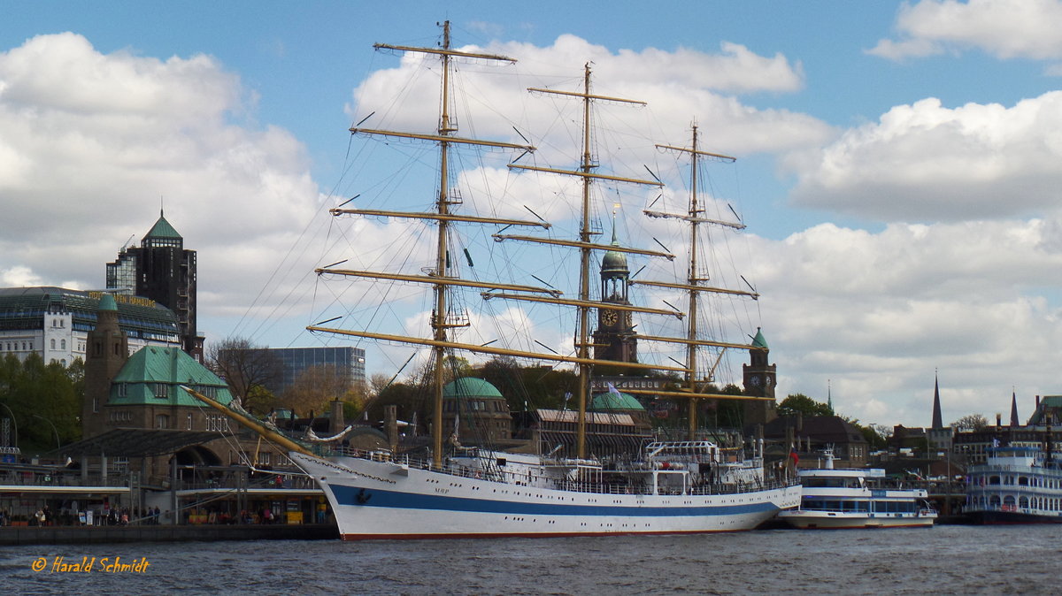 MIR (IMO 8501701) am 4.5.2016, Hamburg, Elbe an den Landungsbrücken /
3-Mast Vollschiff (Segelschulschiff)  /  BRZ 2.257 / Lüa 109,6 m, B 14 m, Tg 6,6 m / 2 Diesel, ges. 1.140 PS (838 kW), 11,5 kn  / Segelfläche: 2.771 m², max. 19,4 kn  / gebaut 1987 bei Leninwerft, Danzig / Eigner: Admiral-Makarow-Akademie (Hochschule für Marineingenieure), Sankt Petersburg, zur Ausbildung des seemännischen Nachwuchses der russischen Handelsmarine  / Stammbesatzung: 55 + ca, 140 Kadetten /
