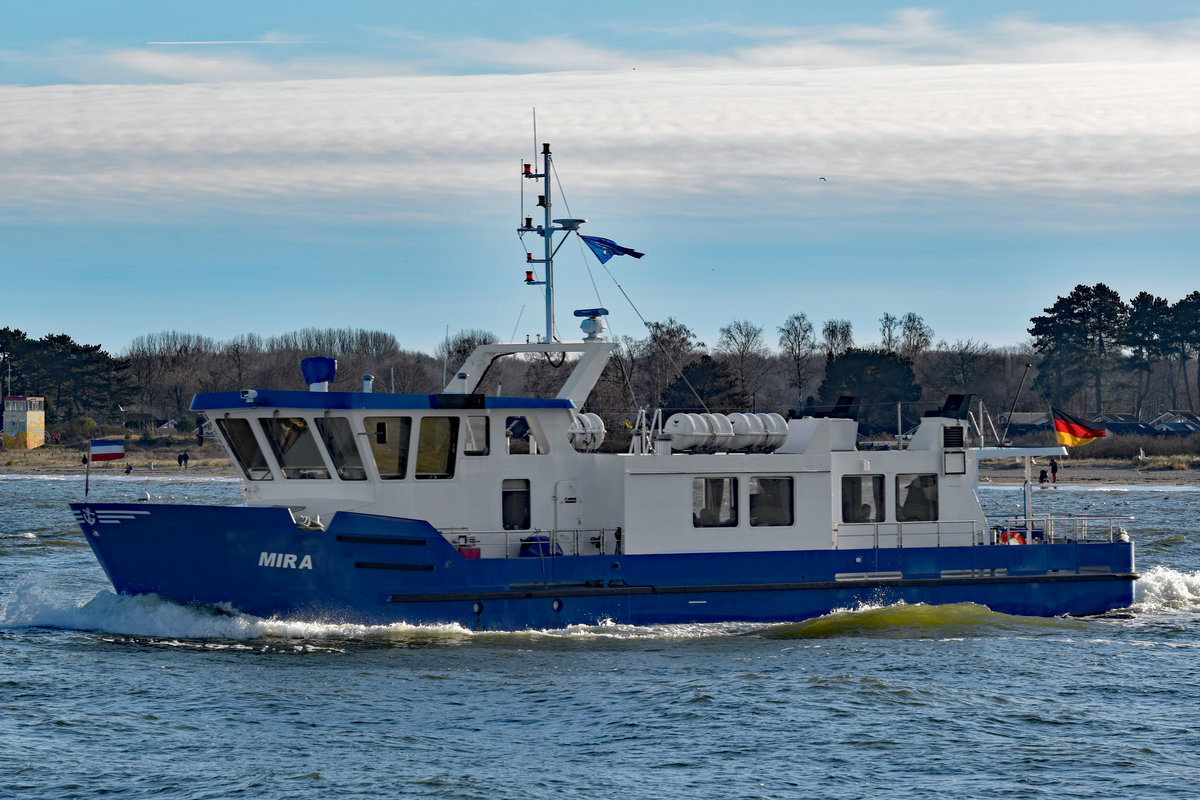 MIRA, Baujahr 1999, ist ein Fahrgastschiff, das u.a. für Seebestattungen eingesetzt wird. Das Fahrzeug ist 25,84 m lang und 5 m breit. Aufnahme vom 07.01.2018 in Lübeck-Travemünde