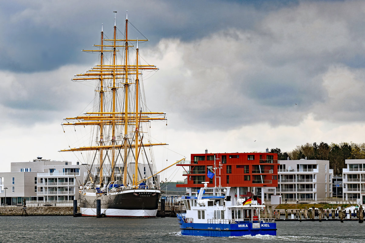 MIRA fährt am 01.05.2020 für eine Seebestattung hinaus auf die Ostsee und passiert in Kürze die im Hafen von Lübeck-Travemünde liegende Viermastbark PASSAT