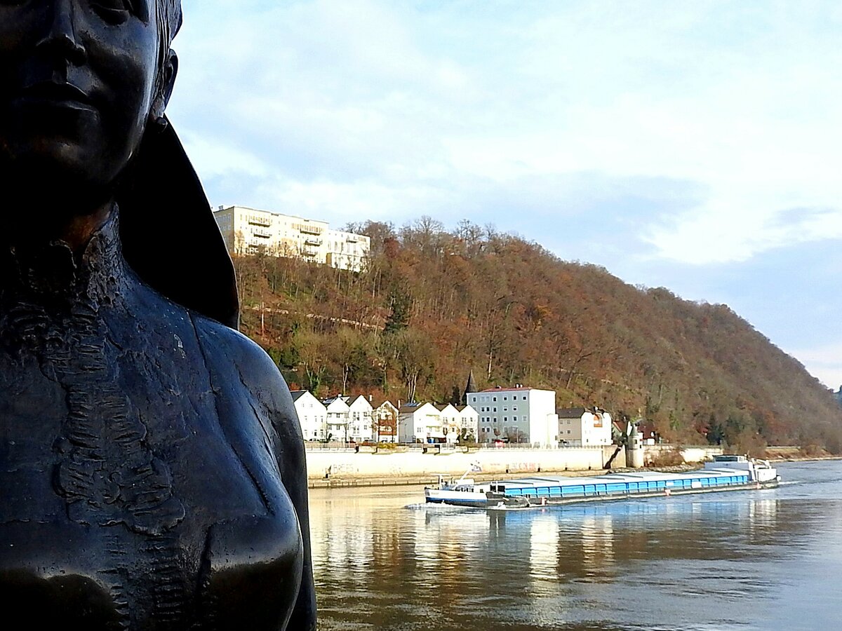 Mirela (GMS09423001; L=105; B=9,5m; 1751t; 750PS; Bj1955) ist bei Passau Donauaufwärts unterwegs; 221204