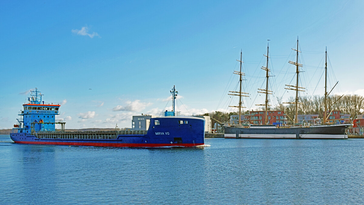 MIRVA VG (IMO 9769116) am 19.02.2023 in Lübeck-Trabvemünde einlaufend. Das rund 103 Meter lange Schiff transportiert Hafer aus Taalinthedas / Finnland zur Firma Brüggen in Lübeck
