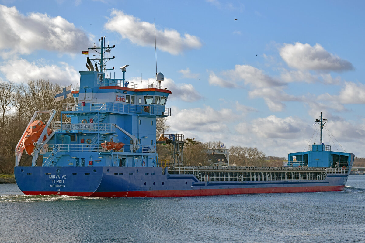 MIRVA VG (IMO 9769116) am 19.02.2023 in Lübeck-Trabvemünde einlaufend. Das rund 103 Meter lange Schiff transportiert Hafer aus Taalinthedas / Finnland zur Firma Brüggen in Lübeck