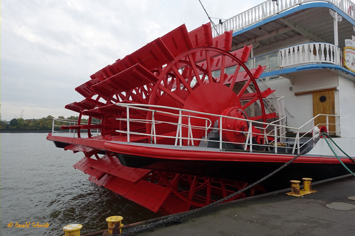 MISSISSIPPI  QUEEN (ENI 02317987) (H 6068) am 13.10.2019, Schaufelrad, Hamburg, Elbe, Liegeplatz Außenkante Überseebrücke /

Heckraddampfer / Lüa 62,14 m, B 11,46 m, Tg 1,9 m / 2 Diesel, Deutz MWM V12 TBD 1234, ges. 765 kW (1040 PS), 13 kn – 1 Diesel, Cummins 235 kW (320 PS), 1 Schottel-Propeller  / 550 Pass. / Schiffahrtsgesellschaft Mississippi Queen GmbH + Co. KG, Hamburg (Kapitän Prüsse), seit Nov. 1998 / gebaut 1987 bei De Hoop, Lobith/NL / 2019 für € 400.000 zum Abbruch verkauft und soll ab September 2019 in Dänemark verschrottet werden. 
