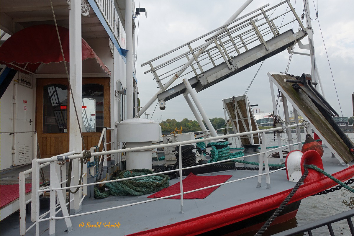 MISSISSIPPI  QUEEN (ENI 02317987) (H 6068) am 13.10.2019, Vordeck, Hamburg, Elbe, Liegeplatz Außenkante Überseebrücke /

Heckraddampfer / Lüa 62,14 m, B 11,46 m, Tg 1,9 m / 2 Diesel, Deutz MWM V12 TBD 1234, ges. 765 kW (1040 PS), 13 kn – 1 Diesel, Cummins 235 kW (320 PS), 1 Schottel-Propeller  / 550 Pass. / Schiffahrtsgesellschaft Mississippi Queen GmbH + Co. KG, Hamburg (Kapitän Prüsse), seit Nov. 1998 / gebaut 1987 bei De Hoop, Lobith/NL / 2019 für € 400.000 zum Abbruch verkauft und soll ab September 2019 in Dänemark verschrottet werden. 