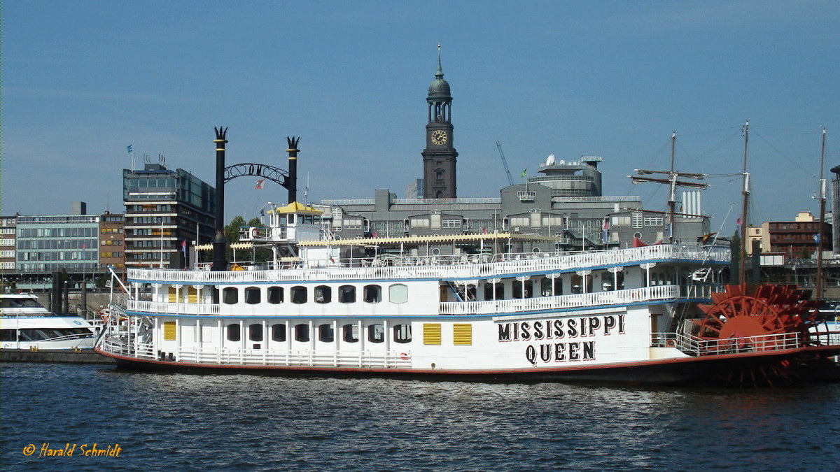 MISSISSIPPI  QUEEN (ENI 02317987) (H 6068) am 8.9.2009, Bugansicht, Hamburg, Elbe, Liegeplatz Außenkante Überseebrücke /

Heckraddampfer / Lüa 62,14 m, B 11,46 m, Tg 1,9 m / 2 Diesel, Deutz MWM V12 TBD 1234, ges. 765 kW (1040 PS), 13 kn – 1 Diesel, Cummins 235 kW (320 PS), 1 Schottel-Propeller  / 550 Pass. / Schiffahrtsgesellschaft Mississippi Queen GmbH + Co. KG, Hamburg (Kapitän Prüsse), seit Nov. 1998 / gebaut 1987 bei De Hoop, Lobith/NL / 2019 für € 400.000 zum Abbruch verkauft und soll ab September 2019 in Dänemark verschrottet werden. 