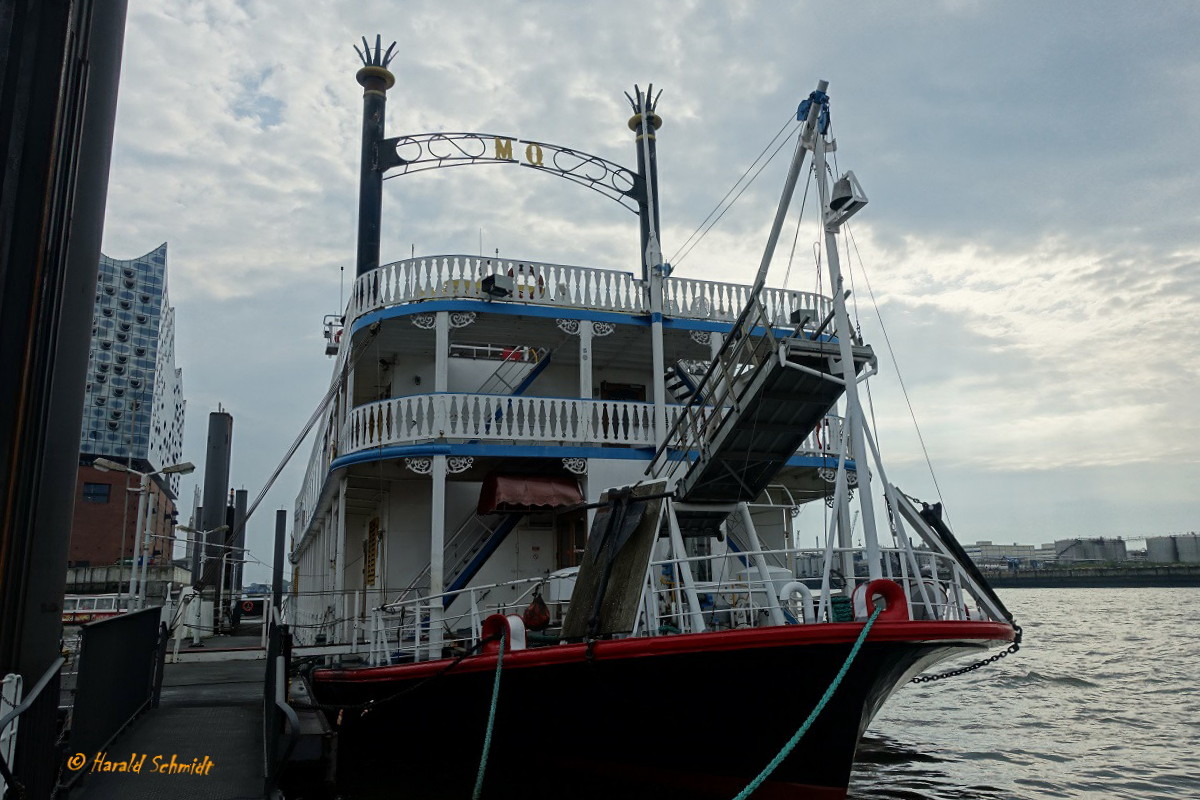 MISSISSIPPI QUEEN (ENI 02317987) (H 6068) am 13.10.2019, Bugansicht, Hamburg, Elbe, Liegeplatz Außenkante Überseebrücke / 

Heckraddampfer / Lüa 62,14 m, B 11,46 m, Tg 1,9 m / 2 Diesel, Deutz MWM V12 TBD 1234, ges. 765 kW (1040 PS), 13 kn – 1 Diesel, Cummins 235 kW (320 PS), 1 Schottel-Propeller / 550 Pass. / Schiffahrtsgesellschaft Mississippi Queen GmbH + Co. KG, Hamburg (Kapitän Prüsse), seit Nov. 1998 / gebaut 1987 bei De Hoop, Lobith/NL / 2019 für € 400.000 zum Abbruch verkauft und soll ab September 2019 in Dänemark verschrottet werden.