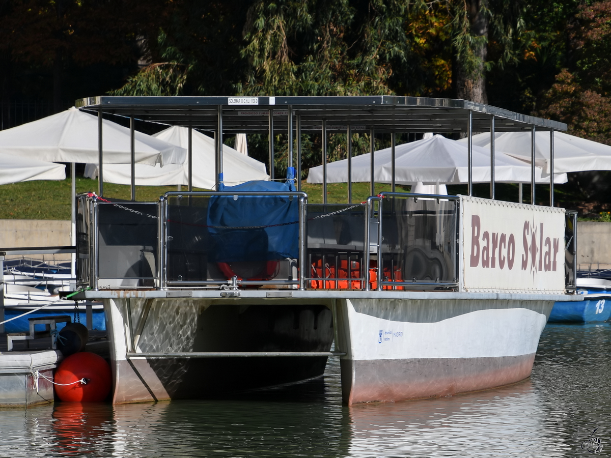 Mit der BARCO SOLAR werden Ausflüge auf dem Zentralen Teich (El Estanque Grande) im Retiro-Park (Parque del Retiro) von Madrid angeboten. (November 2022)