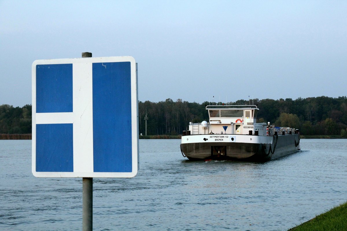 Mit dem letzten Licht des 23.10.2019 konnte ich das TMS Dettmer Tank 132 (02338105 , 86 x 9,60m) bei Edesbüttel ablichten. Das TMS kam den Mittellandkanal zu Berg und bog nach Backbord in den Elbe-Seitenkanal zu Tal ein.