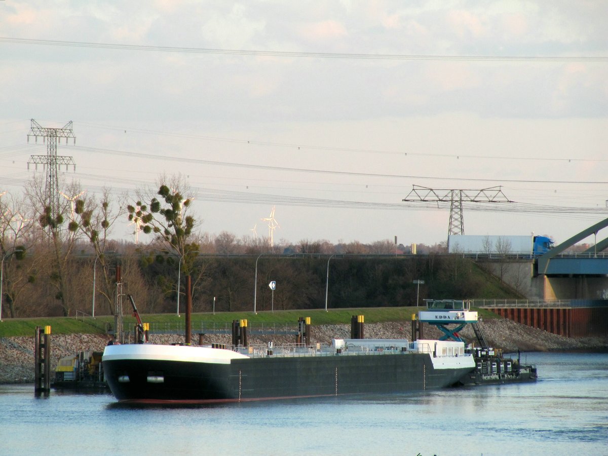 Mit dem letzten Tageslicht kam am 25.02.2020 der TMS-Kasko-Transport mit NT 1804 & dem Schubboot Edda (05609510) von der Elbe in den Unteren Vorhafen des stillgelegten Schiffshebewerkes Rothensee. 