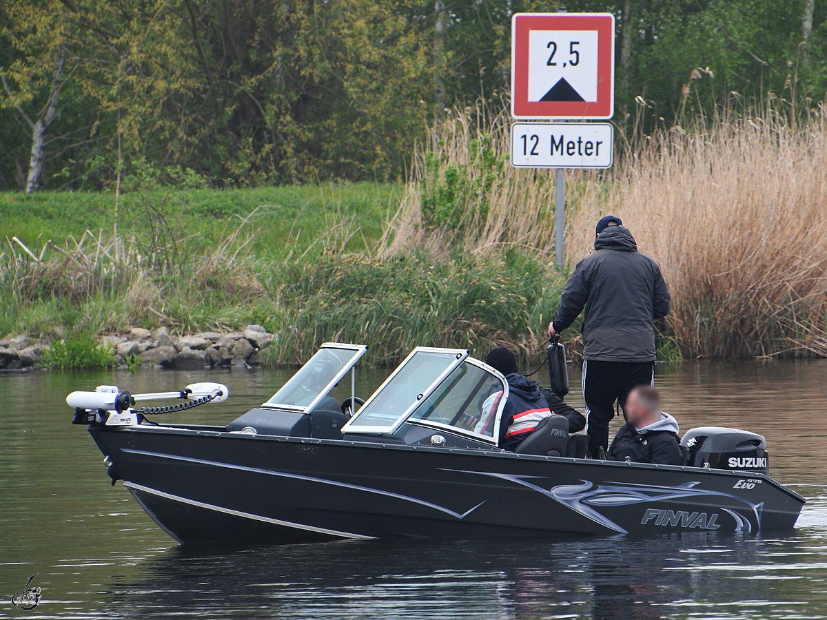 Mit dem Motorboot auf der Peene unterwegs, so gesehen Mitte Mai 2021 in Anklam.