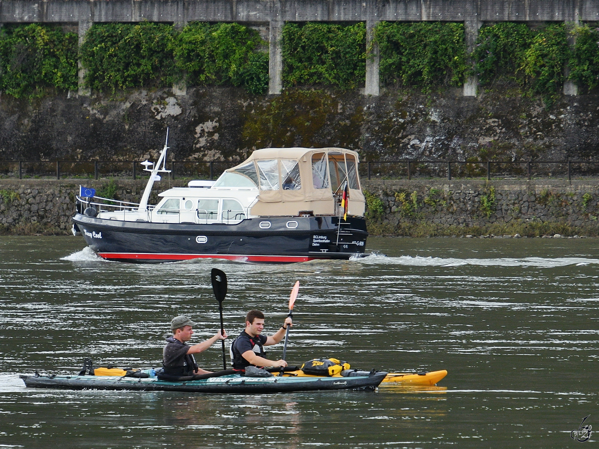 Mit dem Paddelboot auf dem Rhein unterwegs, so gesehen Anfang August 2021 in Remagen.