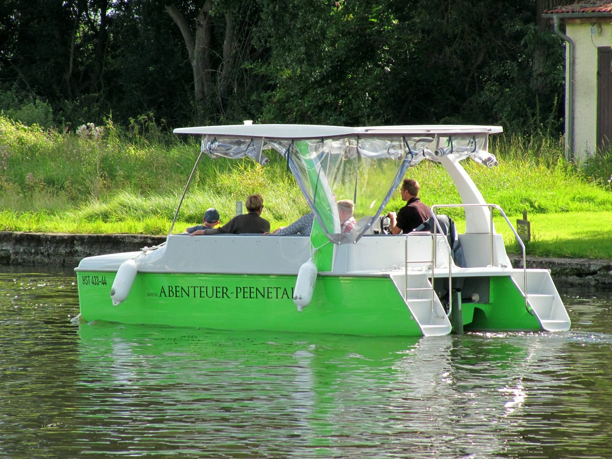 Mit diesem Solarboot kann man das Naturerlebnis Abenteuer-Peenetal erleben. Man gleitet in ergreifender Ruhe über die Peene (eine Bundeswasserstrasse mit sehr sehr geringer gewerblicher Schifffahrt) und kann mit etwas Glück Biber , See-/Fischadler , Eisvögel & Co. erleben.  Aalbude am 19.08..2016 