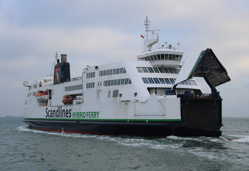 Mit Klappe auf ging es für die Scandlines Hybrid Ferry Prins Richard von Puttgarden nach Rødby hier beim Auslaufen am Morgen des 15.12.2021 gegen 10:15 Uhr in Puttgarden.