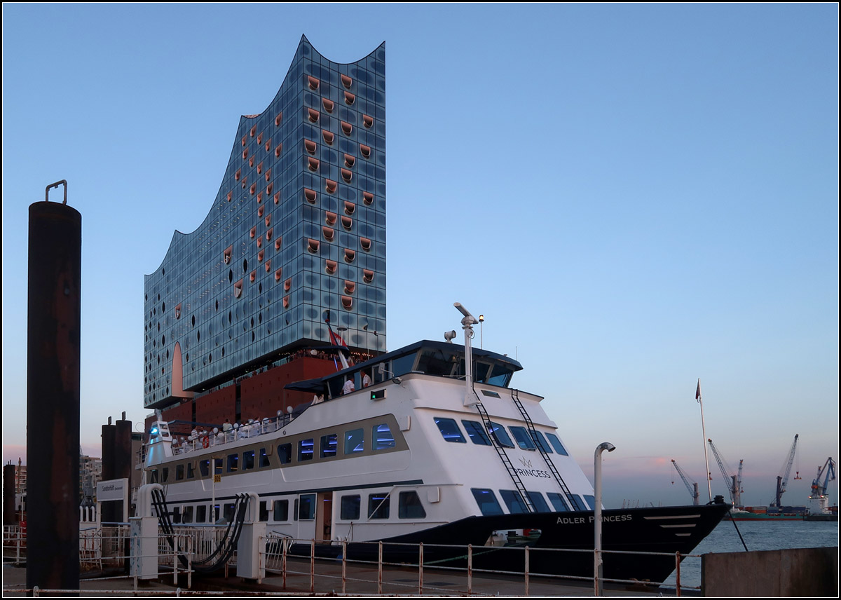 Mit dieser Last müsste sie eigentlich auf Grund gedrückt werden -

MS PRINCESS (IMO 8876302), bis 2017 ADLER PRINCESS am Sandtorhöft vor der Elbphilharmonie in Hamburg.

17.08.2018 (M)