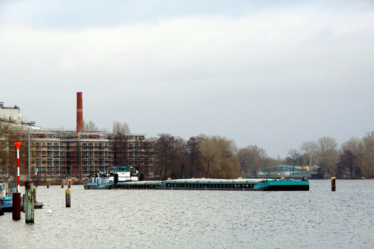 Mit den Leichtern ED43 (61,04m Länge) u. ED24 (32,50m Länge) kam das Schubboot  EDO  (05608640 , 23,21 x 8,19m) am 03.01.2022 aus dem Oder-Gebiet nach Berlin. Hier zu sehen im Oberwasser /  HAVEL  der Schleuse Berlin-Spandau. Hier mußte der Verband für die Talschleusung getrennt werden. 