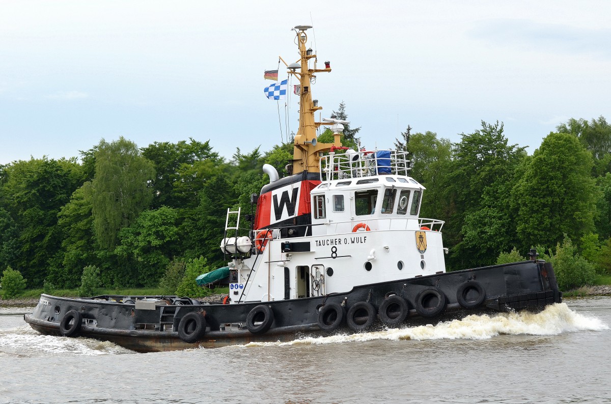 Mit einer ordentlichen Welle vorm Bug passiert Schlepper Taucher O. Wulf 8 Flagge:Deutschland Länge:23.0m Breite:7.0m die Weiche Fischerhütte im Nord-Ostsee-Kanal aufgenommen am 18.05.14