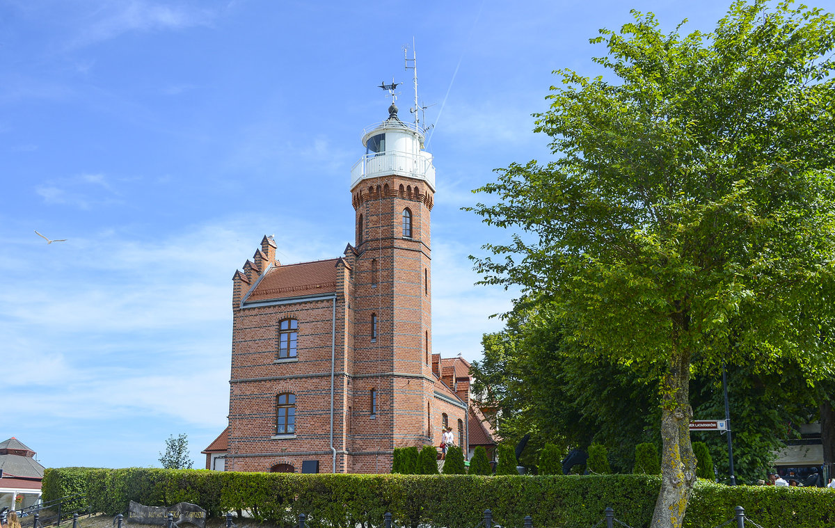 Mit seinen rund 20 Metern zählt er zwar nicht zu den höchsten seiner Zunft. Dennoch gehört der Leuchtturm von Ustka (Stolpmünde) aufgrund seiner Form, die an die Miniaturausgabe einer neogotischen Backsteinburg erinnert, zu den interessantesten an der polnischen Ostseeküste. Zudem ist sein in 22,5 Metern Höhe angebrachtes Leuchtfeuer auch heute noch weit draußen auf dem Meer zu sehen. Neugierige Touristen können den Turm gegen eine geringe Gebühr besteigen
Aufnahme: 21. August 2020.