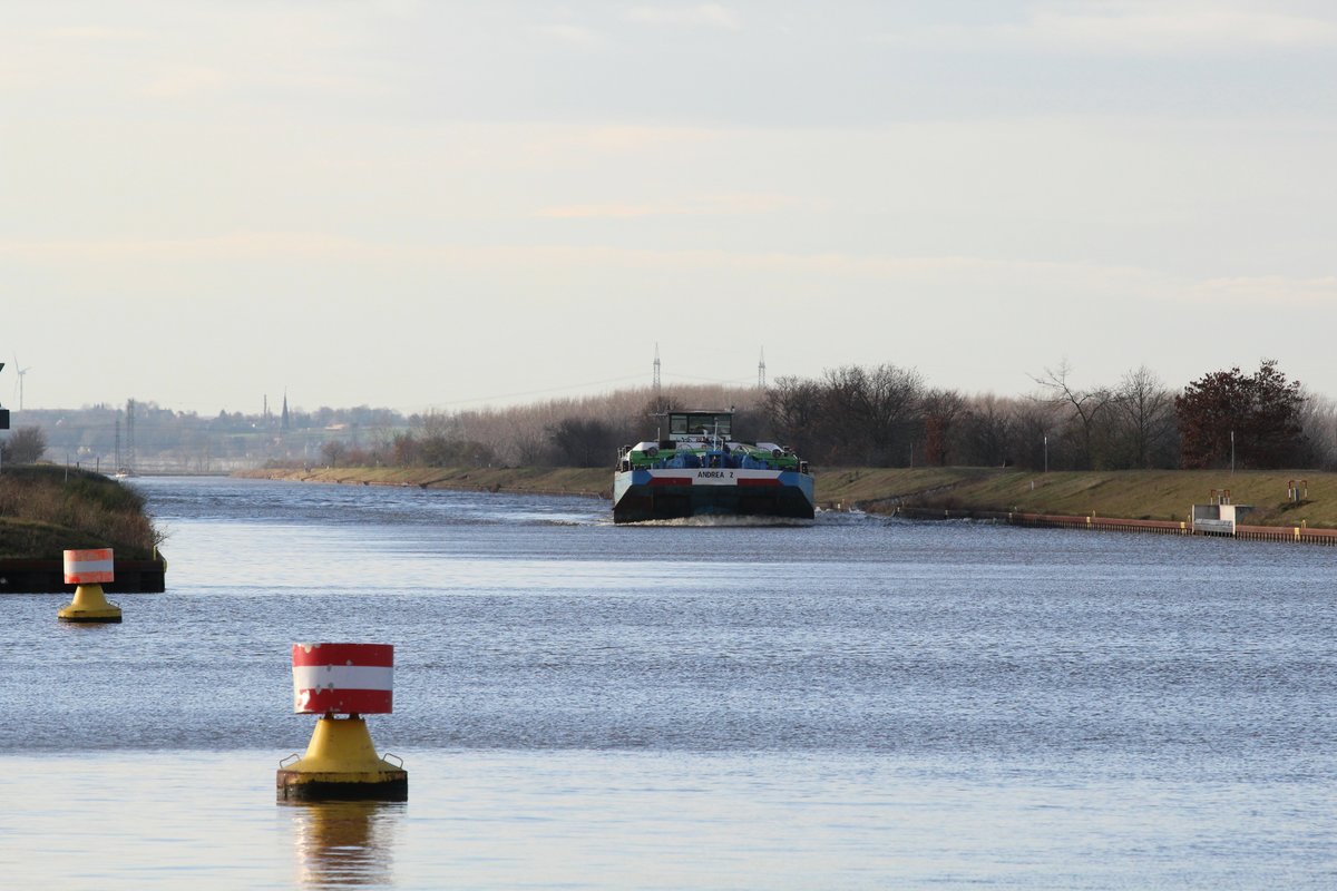 Mit starkem böeigen Seitenwind von Steuerbord hatte am 23.11.2017 der Koppelverband Andrea 2 (09548025) & GMS Andrea (08451026) auf dem Mittellandkanal zw. Haldensleben und der Schleuse Rothensee zu tun.  