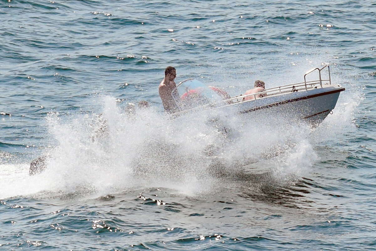 Mit  Vollgas  durch die Kieler Förde - Motorboot am 17.07.2021