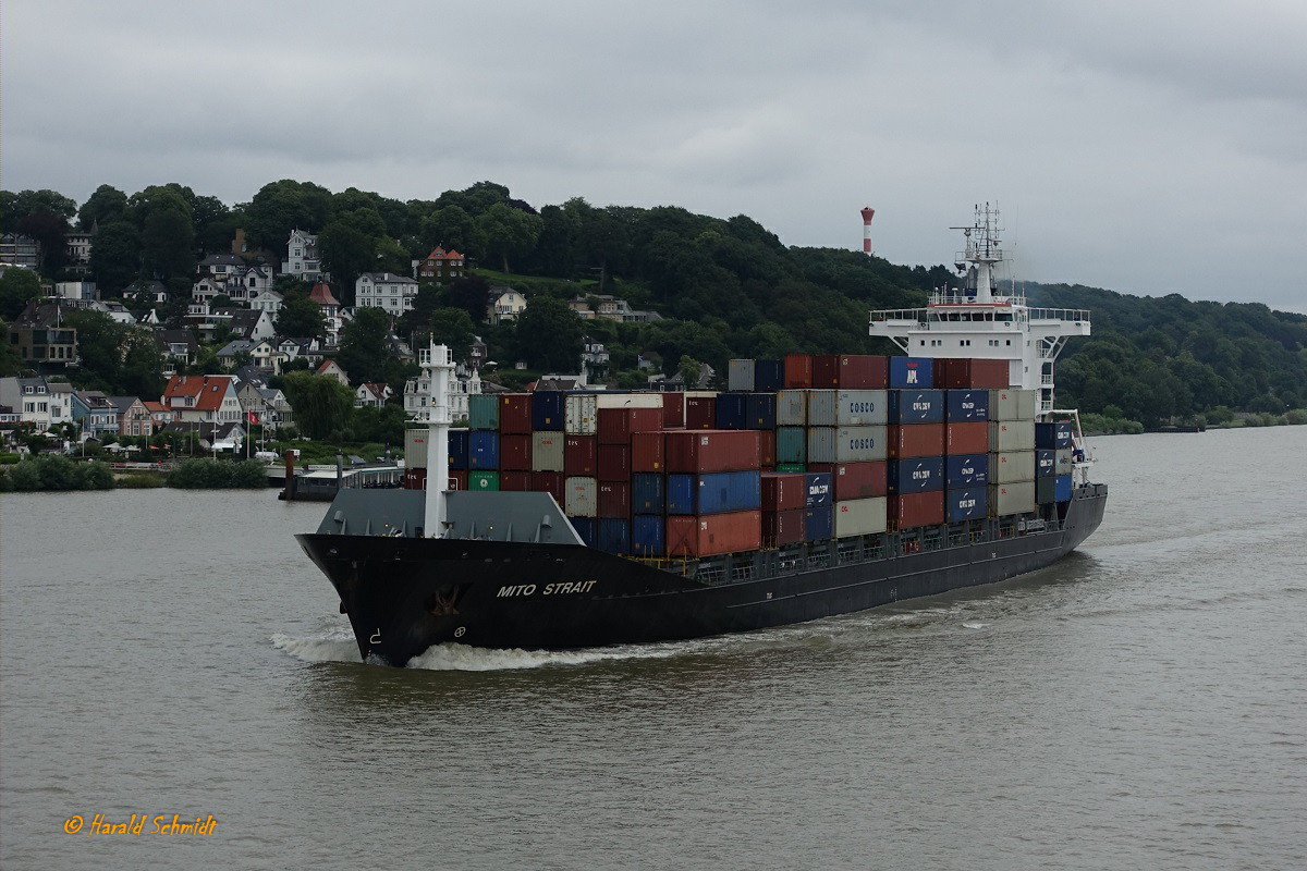 MITO STRAIT  (IMO 9319571) am 14.7.2019, Hamburg auslaufend, Elbe, Höhe Blankenese /

Ex-Namen:  El Temerario, Kookaburra /

Feederschiff / BRZ 9910 / Lüa 147,84 m, B 23,28 m, Tg 8,51 m / TEU 1118 /  1 Diesel MAN, 9725 kW, 19,5 kn / 2006 bei Aker Tulcea SA, Rumänien / Eigner: Reederei Carsten Rehder, Hamburg, Flagge: Antigua&Barbuda /
