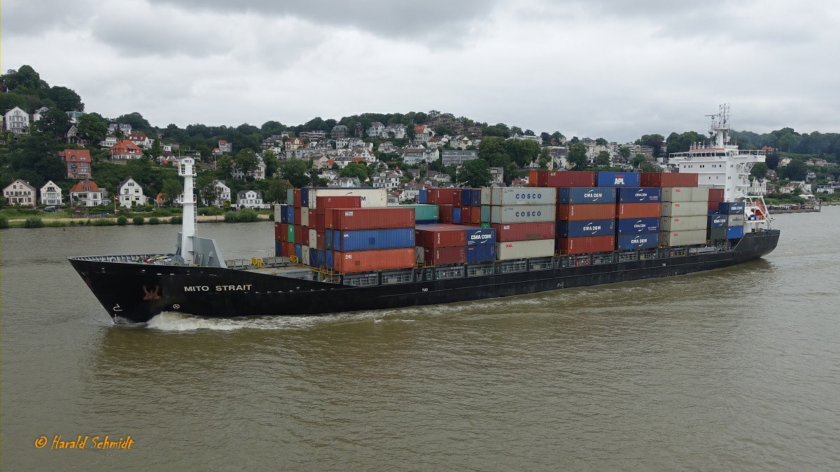 MITO STRAIT  (IMO 9319571) am 14.7.2019, Hamburg auslaufend, Elbe, Höhe Blankenese /

Ex-Namen:  El Temerario, Kookaburra /

Feederschiff / BRZ 9910 / Lüa 147,84 m, B 23,28 m, Tg 8,51 m / TEU 1118 /  1 Diesel MAN, 9725 kW, 19,5 kn / 2006 bei Aker Tulcea SA, Rumänien / Eigner: Reederei Carsten Rehder, Hamburg, Flagge: Antigua&Barbuda /
