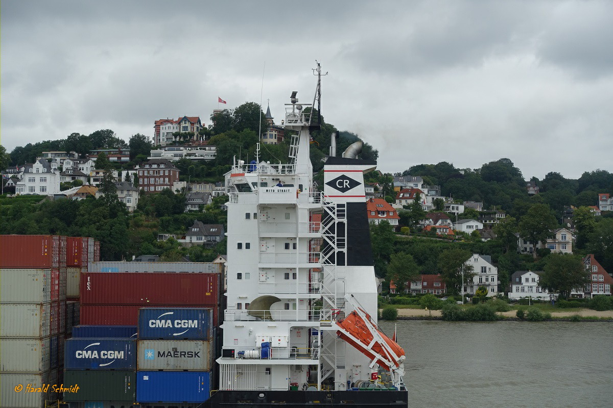 MITO STRAIT  (IMO 9319571) (Schornsteinmarke: Carsten Rehder  Schiffsmakler und Reederei, Hamburg)  am 14.7.2019,   Hamburg auslaufend, Elbe, Höhe Blankenese /

Ex-Namen:  El Temerario, Kookaburra /

Feederschiff / BRZ 9910 / Lüa 147,84 m, B 23,28 m, Tg 8,51 m / TEU 1118 /  1 Diesel MAN, 9725 kW, 19,5 kn / 2006 bei Aker Tulcea SA, Rumänien / Eigner: Reederei Carsten Rehder, Hamburg, Flagge: Antigua&Barbuda /
