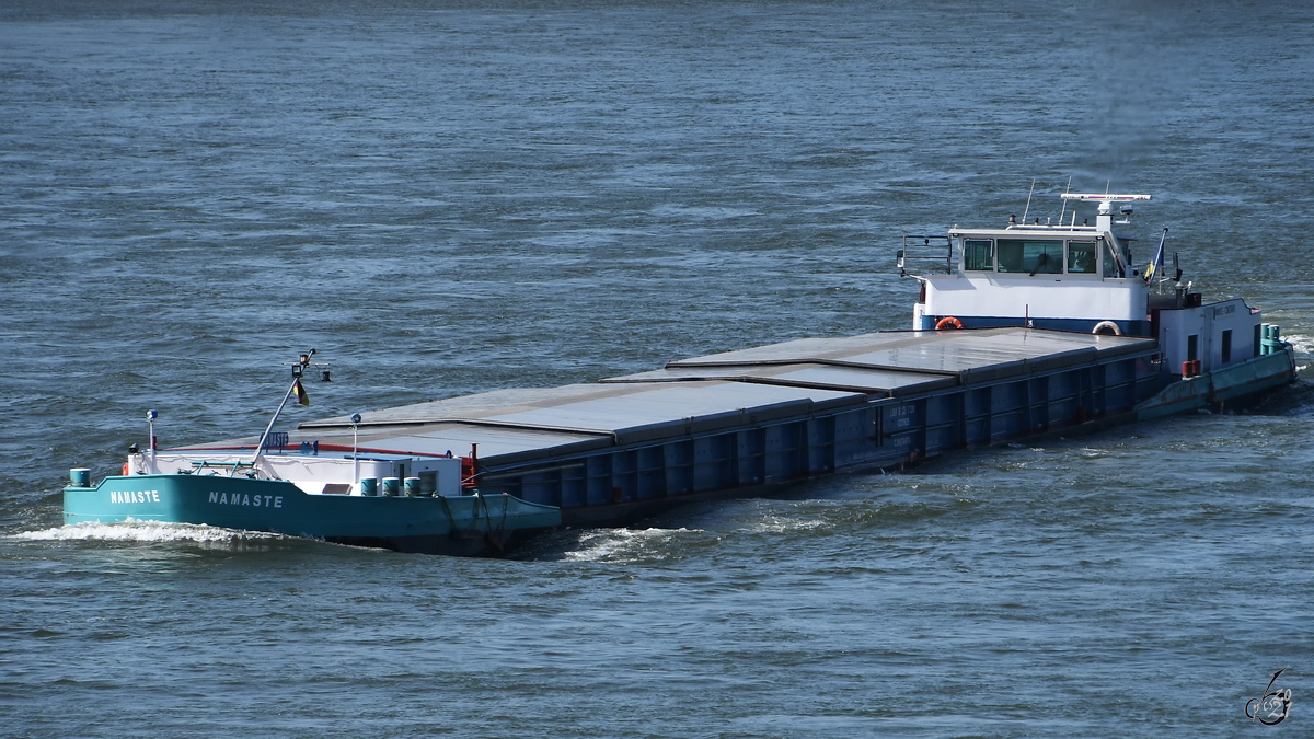 Mitte April 2021 war auf dem Rhein bei Duisburg das Gütermotorschiff NAMASTE (ENI: 02318625) zu sehen.