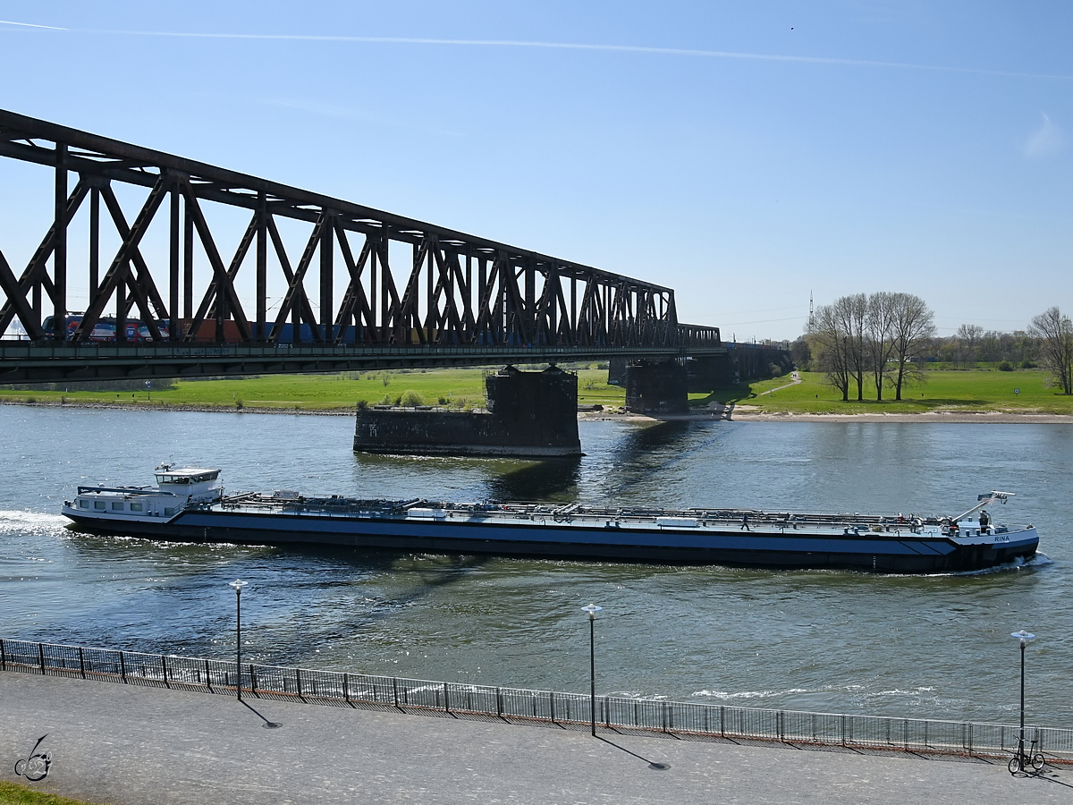 Mitte April 2021 war auf dem Rhein bei Duisburg das Tankmotorschiff RINA (ENI: 02333775) zu sehen.