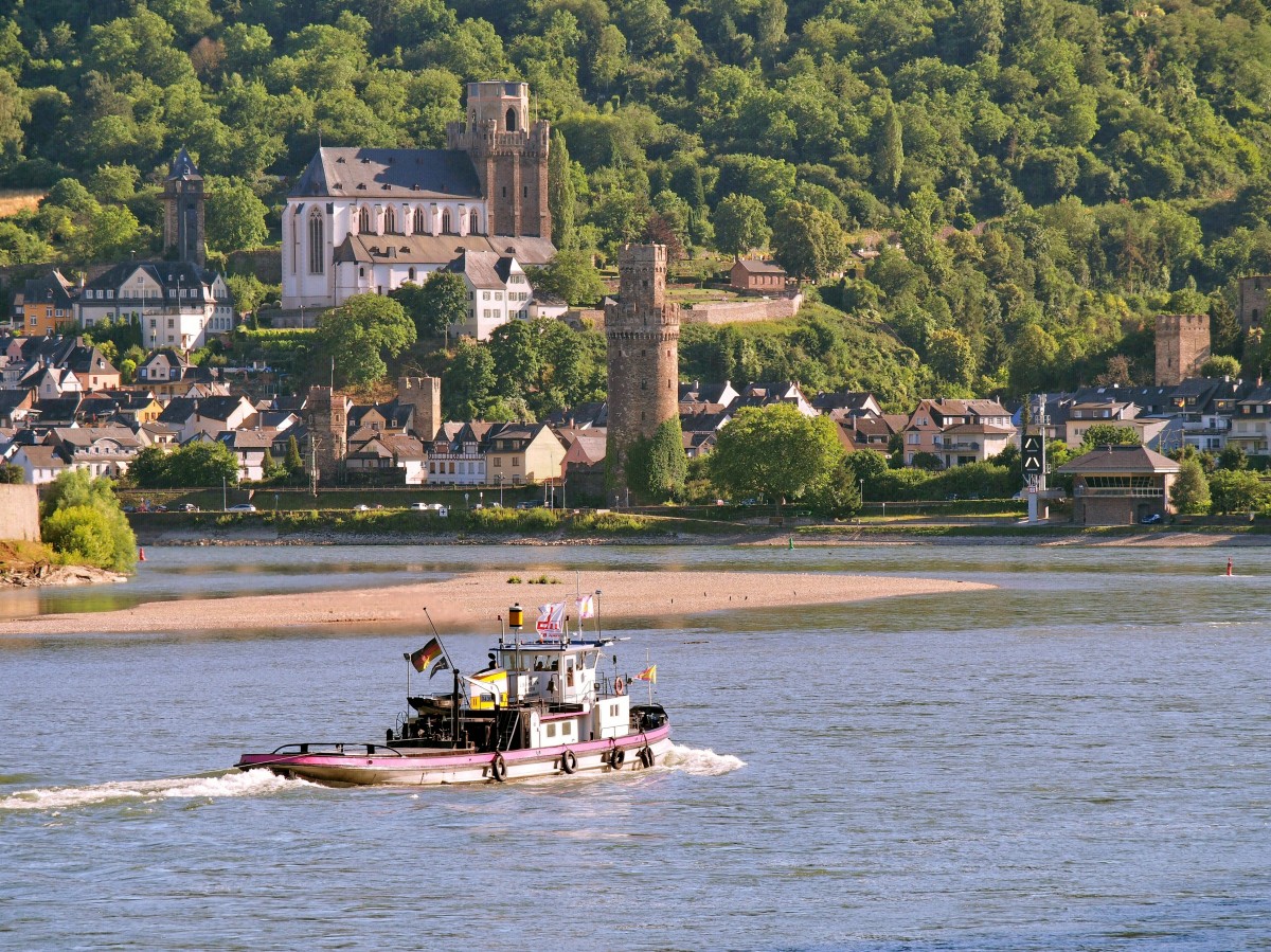 Mittelrhein. Schlepper PILOT hält mit SGMS BARBARA BLOMBERG nebst Schubleichter SL 18005 im Schlepp auf Oberwesel zu, am Flussufer die Signalstation A  Am Ochsenturm . (10. Juli 2015)