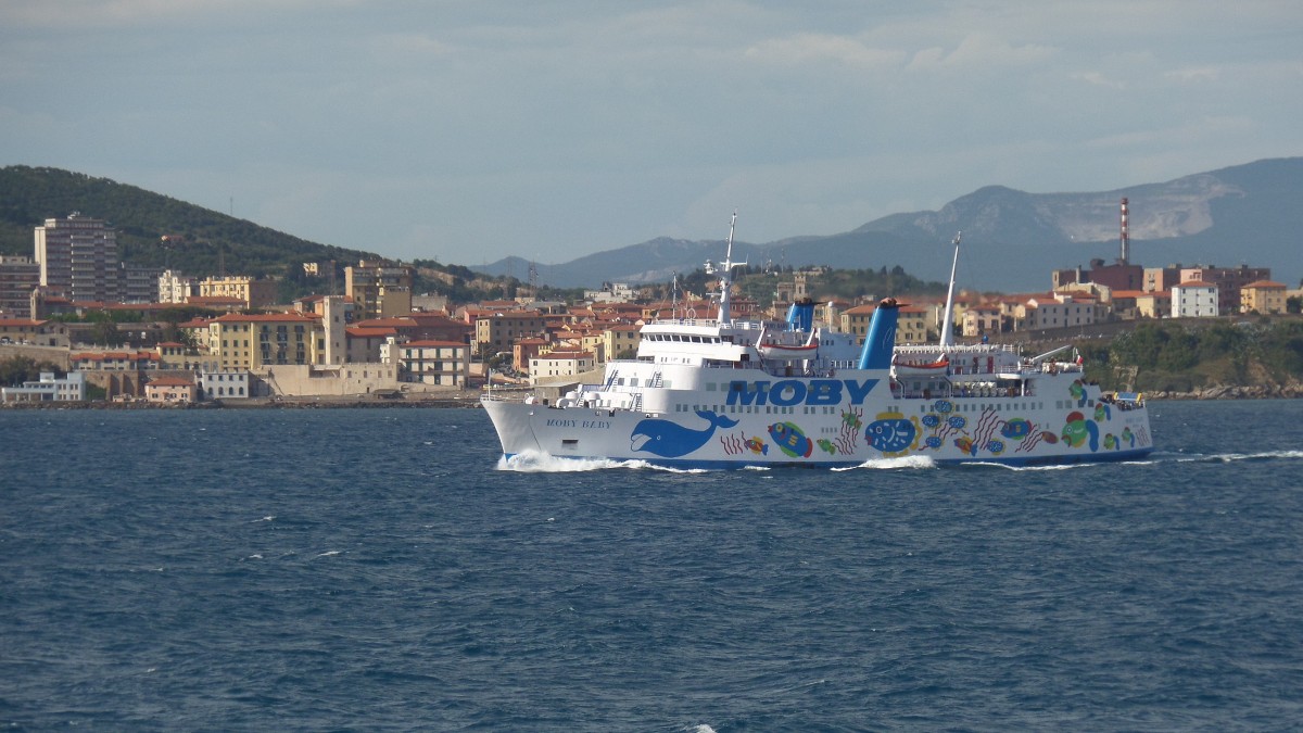 MOBY BABY (IMO 6606026) am 16.5.2014 vor Portoferraio (Elba) /
ex: Earl Godwin (1975-1990), Svea Drott (1966-1975) /
RoPax-Fähre / BRZ 5.667 / Lüa 99,5 m, B 18,29 m, Tg 5,67 m / 4 KHD-Diesel, ges. 8825 kW, 12.000 PS, 19,5 kn / 1100 Fahrgäste, 220 Fahrzeuge / 1966 bei Oresundsvarvet, Landskrona, Schweden / Flagge: Italien, Heimathafen: Neapel /
