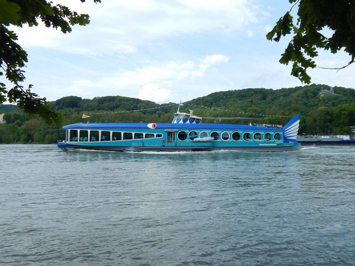 Moby Dick auf dem Rhein. Das Schiff Moby Dick sieht einem Wal ähnlich und ist dadurch sehr auffällig.

Bad Honnef 12.05.2015