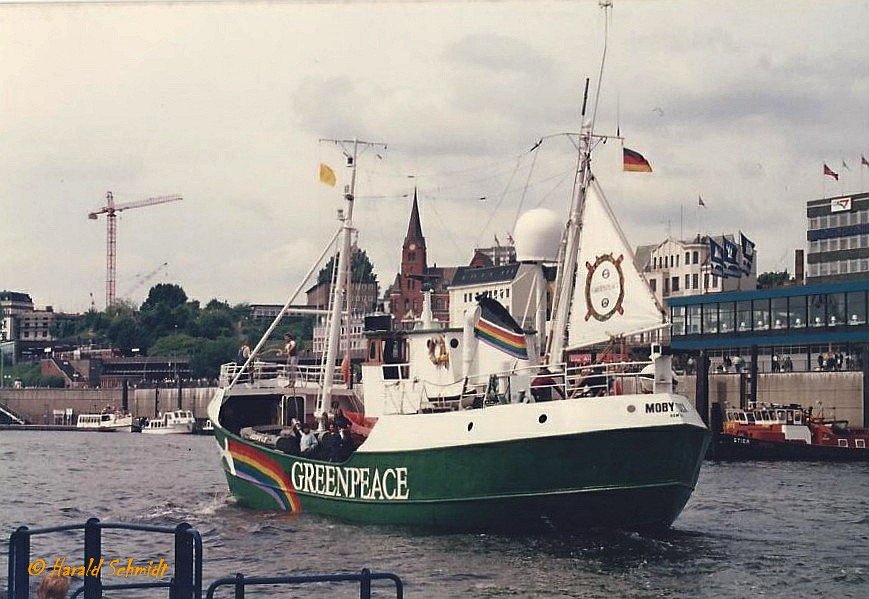 Moby Dick (Greenpeace Aktionsschiff) Foto Mai 1986 bei der Indienststellung, Hamburg, Elbe vor den Landungsbrücken (scan vom Foto)  / 
Fischtrawler /  Lüa 25,43 m / 9 kn / Besatzung 6 (max. 16) / gebaut 1959 in den Niederlanden / Heimathafen Hamburg / Einsatzzeit: 1986-97 / 1997 verkauft /
