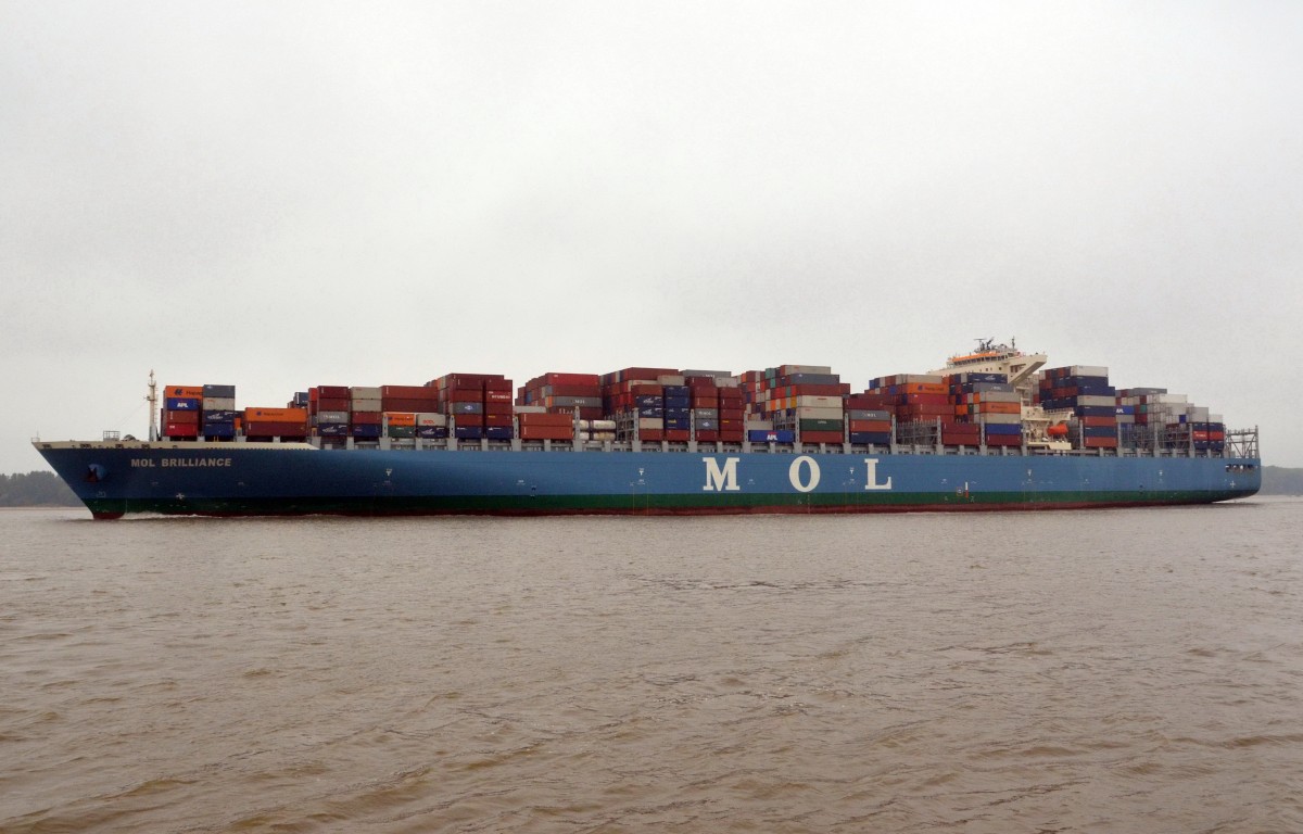 ,,MOL  Brilliance`` Containerschiff, IMO: 9685334, Baujahr: 2014,  Länge: 337.00 m,  Breite: 48.20 m, Tiefgang: 15.22 m, Maschinenleistung: 58100 KW,  Container: 10010 TEU,  23.00 kn.  In Wedel einlaufend nach Hamburg am 07.10.15. Heimathafen Hong Kong. Das Schiff kam gerade aus Rotterdam.
