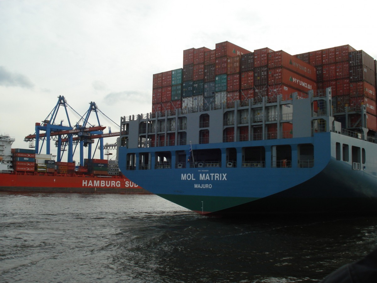 MOL MATRIX (IMO 9424924) am 26.5.2010, Hamburg auslaufend, Elbe Höhe Nienstedten / 
Containerschiff / BRZ 73.000 / Lüa 302 m, B 43,2 m, Tg 14,2 m / 1 Diesel, SUL, 57.200 kW (77.770  PS), 24,5 kn /  6724 TEU, davon 500 Reefer /  gebaut 2010 in Kobe, Japan / Flagge: Marshall Inseln, Heimathafen: Majuro / 
