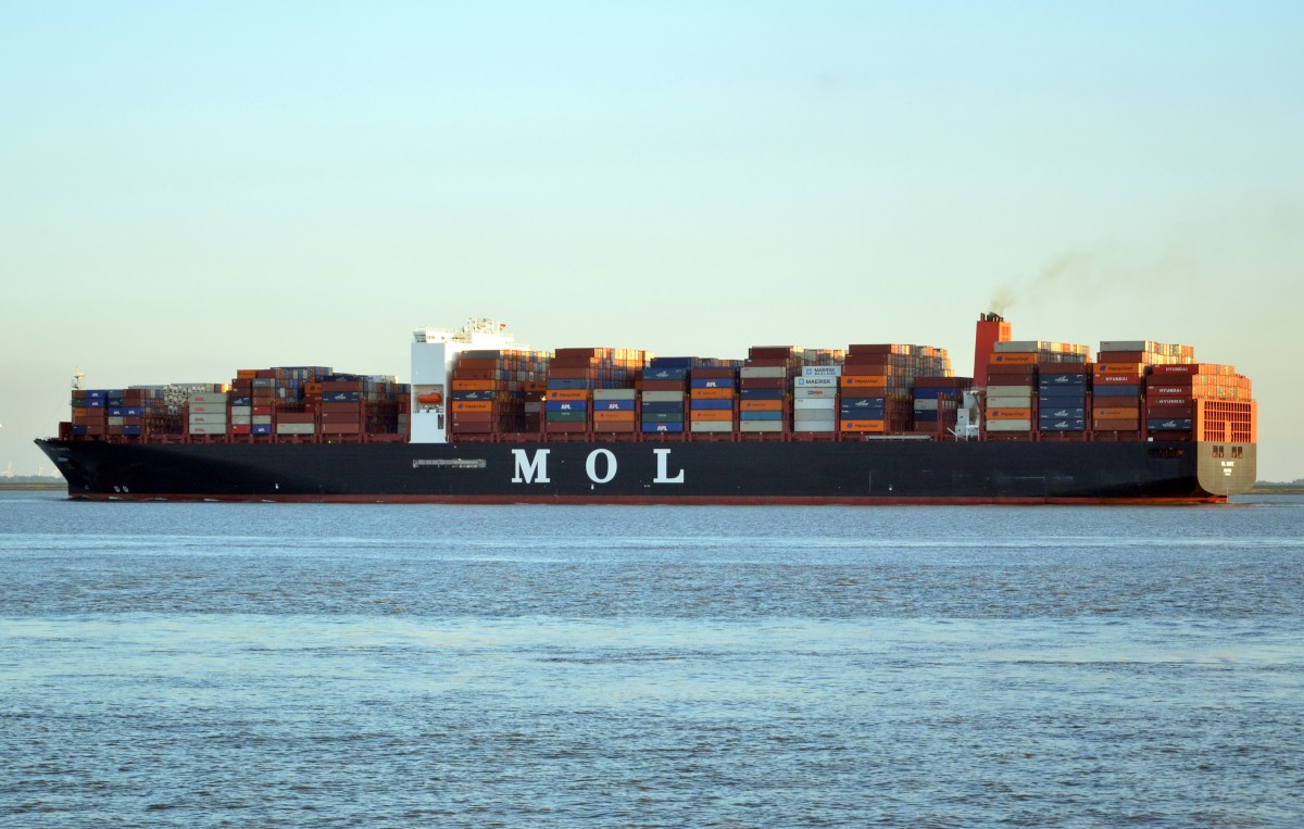 ,,MOL  Ouartz`` Containerschiff, Baujahr: 2013, Container: 14000 TEU, Länge: 368.50 m, Breite: 54.00 m, Tiefgang: 15.50 m, Geschwindigkeit: 23.00 kn, IMO: 9632002. Bei Brunsbüttel Richtung See am 01.10.15.