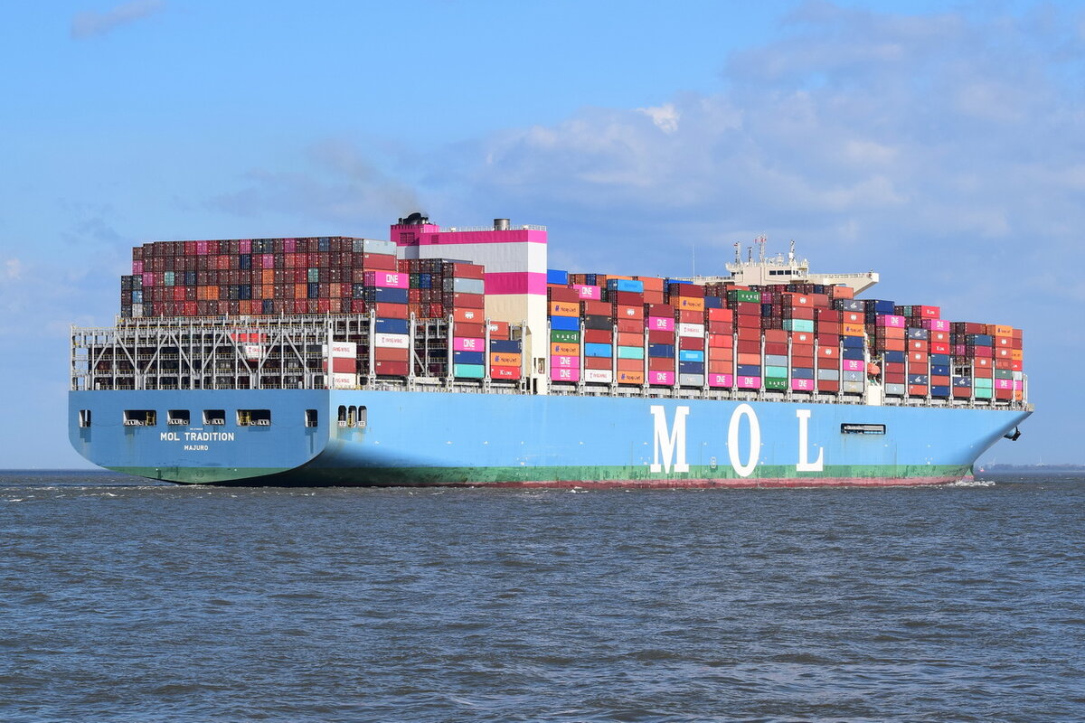MOL TRADITION , Containerschiff , IMO 9769300 , Baujahr 2017 , 400 x 58.8 m , 20170 TEU , 22.04.2022 , Cuxhaven