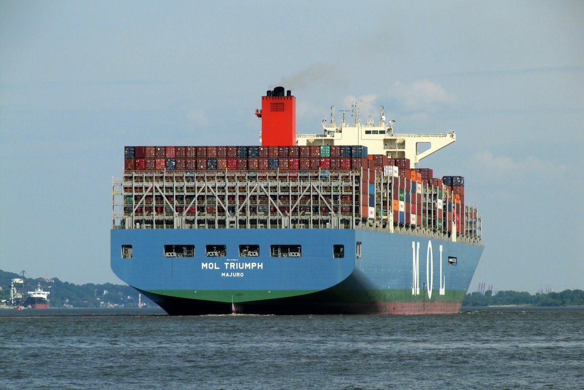 MOL Triumph , IMO 9769271 , 400 x 58,80m , TEU 20170 , am 15.05.2018 zw. Lühe und Wedel/Schulau auf Elbe-Bergfahrt Kurs Hafen HH.