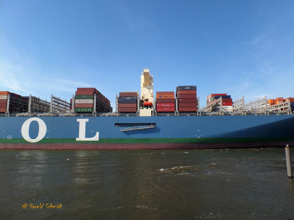 MOL TRIUMPH (IMO 9769271) am 15.5.2018, Detail. Brückenaufbau und „Lotsentreppe“, Hamburg einlaufend, Elbe Höhe Bubendeyufer /