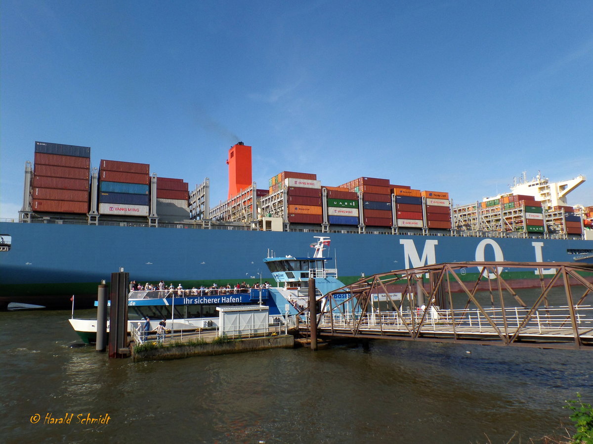 MOL TRIUMPH (IMO 9769271) am 15.5.2018, Hamburg einlaufend, Elbe Höhe Bubendeyufer / so dicht fährt das Schiff unter Land, dazu im Verhältnis die HADAG-Fähre mit 30 m Länge /