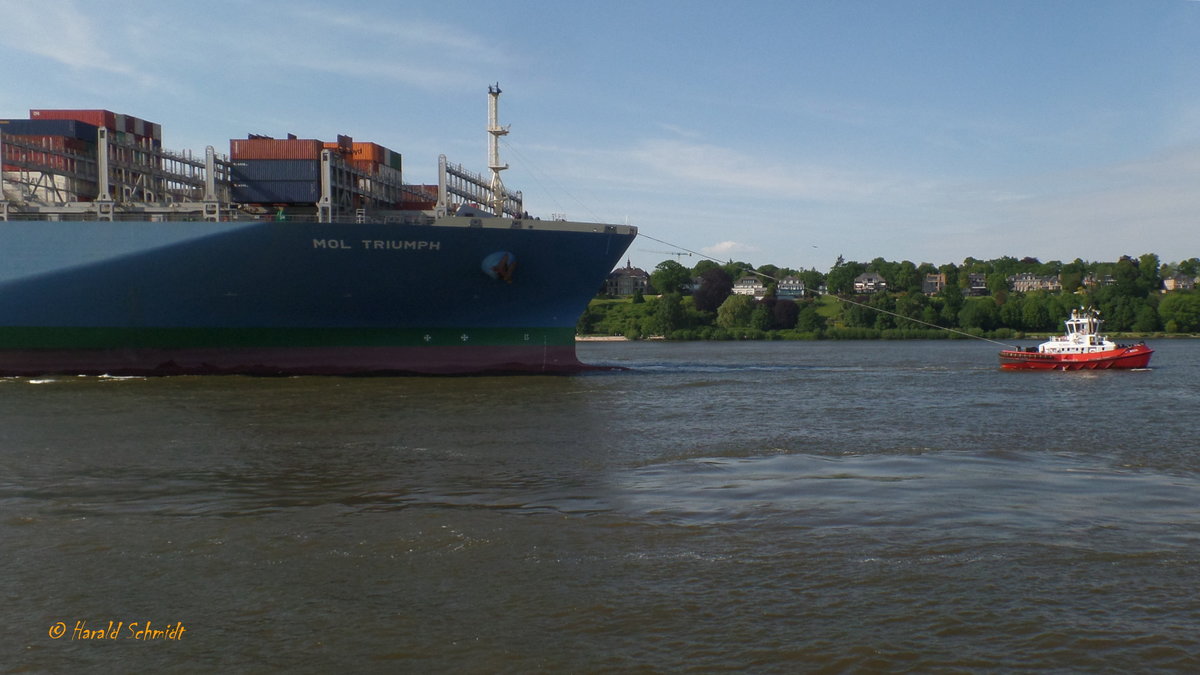 MOL TRIUMPH (IMO 9769271) im Schlepp von ZP BISON (IMO 9701994) am 15.5.2018, Hamburg einlaufend, Elbe Höhe Bubendeyufer /