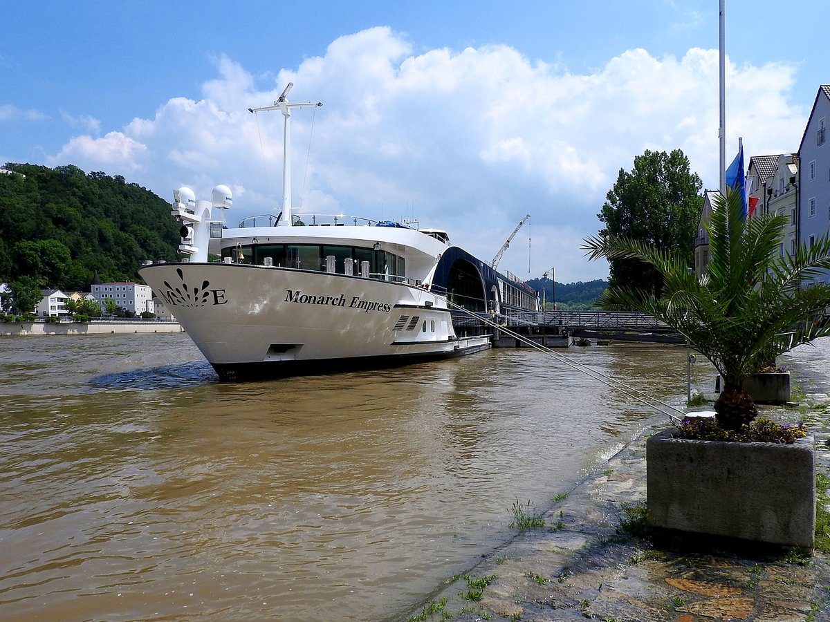 Monarch-Empress(02336564; L=110mtr;B=11,4mtr; max.144 Passagiere; Crew 40) wartet am Steiger2 in Passau auf die Weiterfahrt; 160610