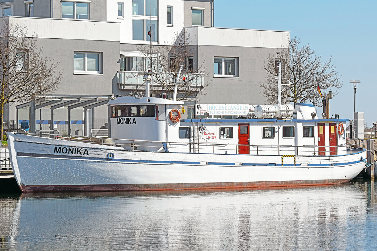 MONIKA am 20.4.2021 in Heiligenhafen. Gesamtlänge x Grösste Breite: 24 x 6 m. Das Fahrzeug wird u.a.für Hochsee-Angelfahrten eingesetzt.