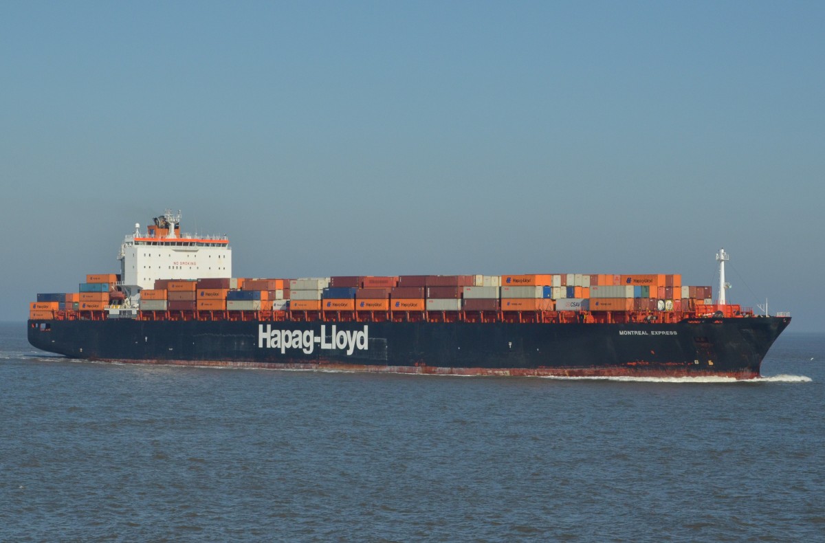 Montreal Express  Hapag Lloyd  IMO: 9253741, Container: 4402 TEU, Baujahr: 2003 Lnge: 294.00 m, Breite: 32.26 m, Tiefgang: 10.78 m, Maschinenleistung: 37761 KW,  bei  25.20 kn. Vor Cuxhaven fotografiert am 03.09.15.