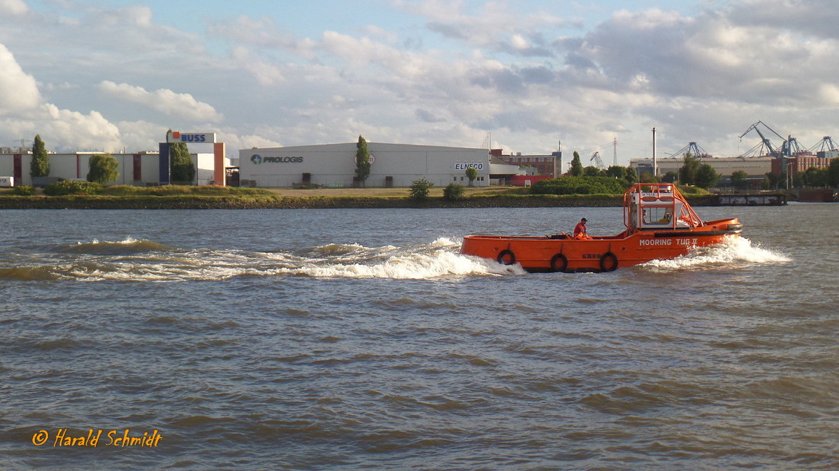 MOORING TUG II am 5.8.2016, Hamburg, Elbe vor den Landungsbrücken / 
Festmacherboot / Lüa 11,3 m, B 4,1 m, Tg 1,65 m  / 1 Diesel, 210 kW (285 PS), 9 kn, Pfahlzug: 3 t / gebaut 1985 bei Oelkers Schiffswerft, HH-Wilhelmsburg 
