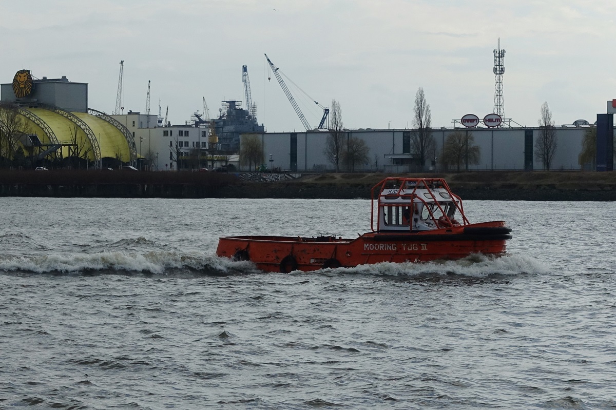 MOORING TUG II am 9.3.2020, Hamburg, Elbe vor den Landungsbrücken / 
Festmacherboot / Lüa 11,3 (11,25) m, B 4,1 (3,8) m, Tg 1,65 m  / 1 Diesel, 210 kW (285 PS), 9 kn, Pfahlzug: 3 t / gebaut 1985 bei Oelkers Schiffswerft, HH-Wilhelmsburg 
