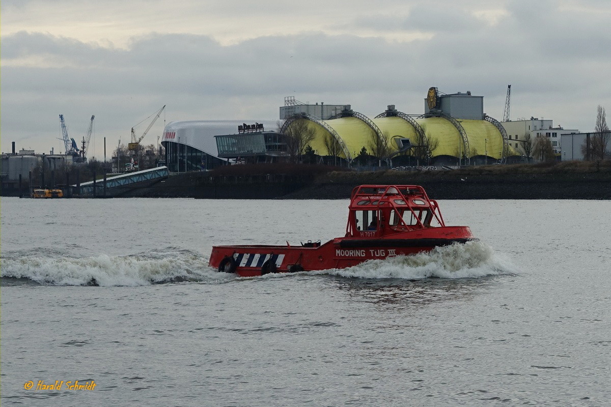 MOORING TUG III (H 7017) am 28.1.2021, Hamburg, Elbe vor den Landungsbrücken /

Festmacherboot / Lüa 11,28 m, B 4,2 m, Tg  m / 1 Diesel, 210 kW (285 PS), 9 kn, Pfahlzug 3 t / gebaut 1986 bei Johann Oelkers Schiffwerft, HH-Wilhelmsburg / Betreiber: HLM - HAMBURG LINES MEN / 
Flagge: Deutschland /