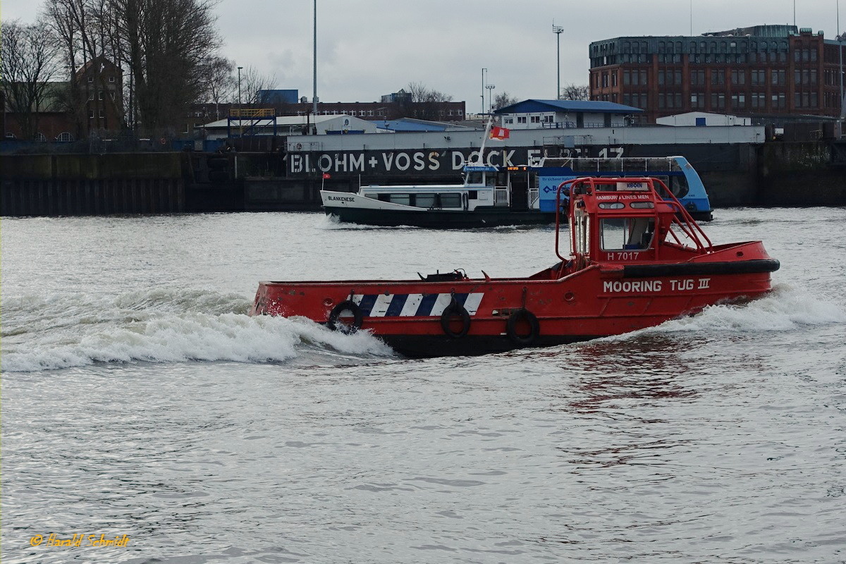 MOORING TUG III (H 7017) am 28.1.2021, Hamburg, Elbe vor den Landungsbrücken /

Festmacherboot / Lüa 11,28 m, B 4,2 m, Tg  m / 1 Diesel, 210 kW (285 PS), 9 kn, Pfahlzug 3 t / gebaut 1986 bei Johann Oelkers Schiffwerft, HH-Wilhelmsburg / Betreiber: HLM - HAMBURG LINES MEN / 
Flagge: Deutschland /