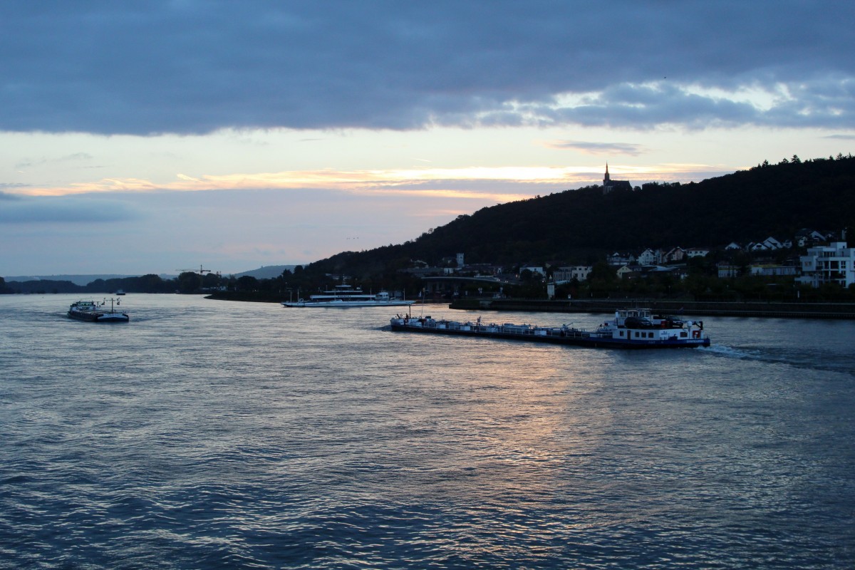 Morgenstimmung (21.10.2014 , 08:11 Uhr) am Rhein mit Blick nach Bingen-Kempten u.d. Fähre Rüdesheim-Bingen 