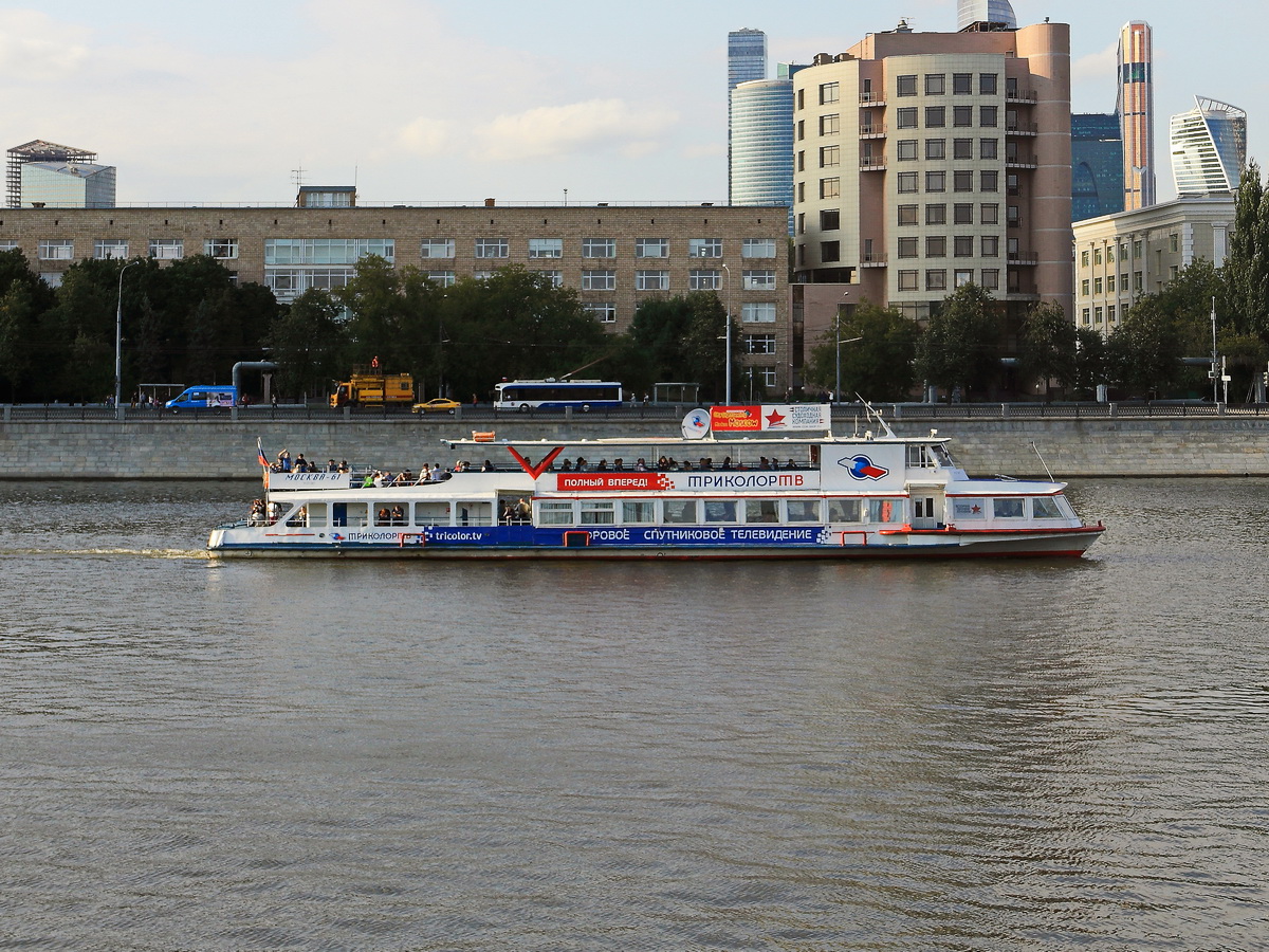 Moskau am 10. September 2017, auf der Moskwa ist das Fahrgastschiff  MOSKWA 61  unterwegs.